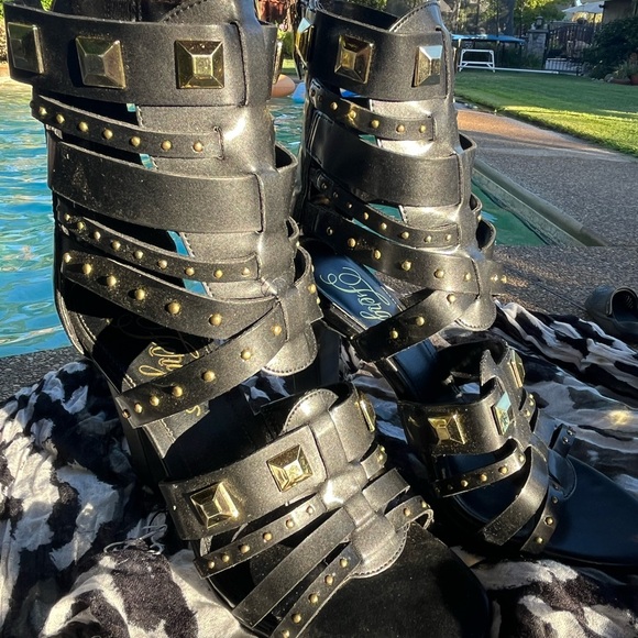 NWOT Black Studded Fergie High Heels Size 8M - Picture 3 of 5